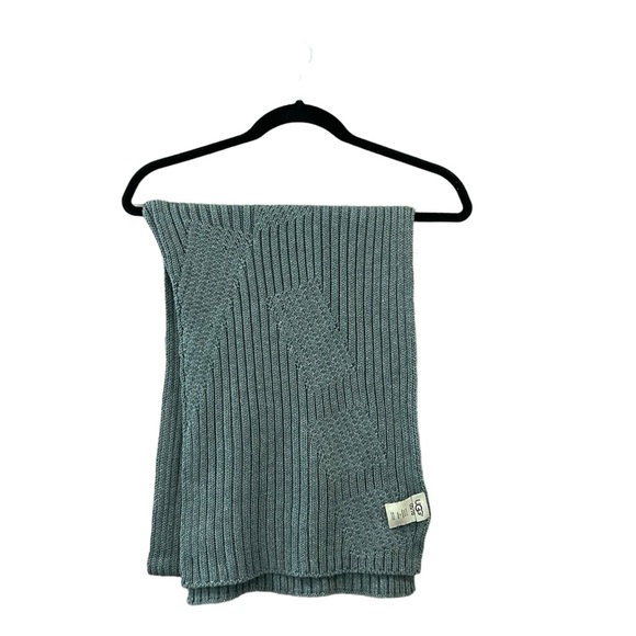 UGG Scarf - Picture 2 of 3